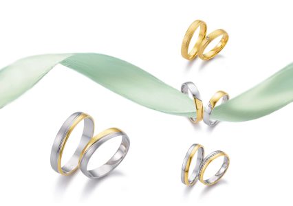 Elegant wedding rings with ribbon